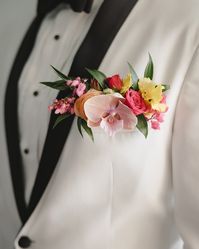 Who says a Hawaii wedding has to be casual? Imagine a destination wedding where elegance meets island spirit. This groom’s crisp white tux and tropical boutonniere capture the perfect blend of classic style and island charm. 🌿 Let every detail reflect the beauty of Hawaii and your one-of-a-kind love story. Here’s to celebrating love in one unforgettable place. 📸 @logancolephoto #DestinationWedding #TropicalTwist #HawaiiMagic #WeddingInParadise