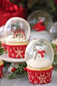 Snow Globe Cupcakes with Gelatin Bubbles - every part of these snow globes is entirely edible! | From SugarHero.com