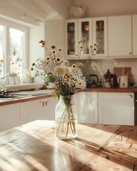 Stelle frische Blumen in Glasvasen zusammen. Wähle Blumen mit verschiedenen Größen und Formen für einen natürlichen Look. Fülle die Vase mit klarem Wasser bis zur Hälfte. Schneide die Stiele schräg an, damit sie länger halten. Stelle die Vase an einen hellen Platz, aber nicht in direkte Sonne.  💫 Klicke auf das Bild (oder den Link) für 14 weitere exklusive Ideen und noch mehr Inspiration 😍