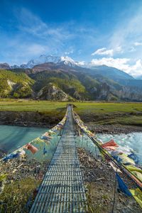 Un puente colgante lleva el camino hacia el circuito de Annapurna en Nepal.