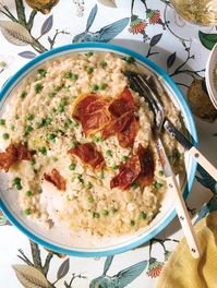 Risotto au citron et à l’ail avec petits pois et prosciutto croustillant