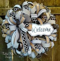 🌿 Such a perfect year round display for your door, mantle or even double doors! This gorgeous Front door wreath will sure make a stunning addition to your everyday porch decor with a soft addition to the splashes of grey and contrasting black and neutrals. This timeless, very full everyday wreath displays a waterproof farmhouse white and black scalloped Welcome sign, soft gray ticking and grey swiss dots with contrasting natural burlap color and accented with black and white quartersfoil.  Also available as a variation, you can welcome your guests with a touch of added rich greenery and gentle white ranunculus to really add a pop to your front door decor! Mynother everyday wreaths display a similar style.  It's built on a sturdy wreath frame and filled with various jute and buffalo check