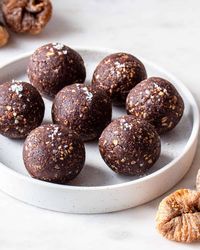 Healthy Fig Energy Balls - Cooking With Elo