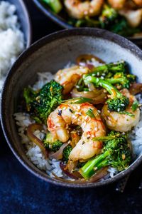 Shrimp Stir Fry with broccoli florets in a flavorful, fresh orange ginger sauce. Healthy and easy, this dish will be on your dinner table in under 30 minutes!