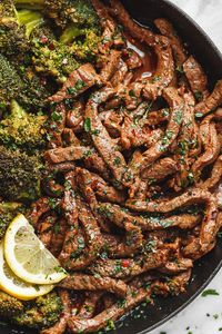 Lemon Garlic Butter Steak with Broccoli Skillet - #steak #recipe #eatwell101 - Tender and juicy pan-seared garlic butter steak strips make a quick and delicious meal for any day of the week! - #recipe by #eatwell101