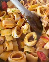 Calamarata | Succulenti anelli di calamaro si confonderanno quasi con la pasta creando un vortice di sapori irresistibile. | By Piovono Ricette