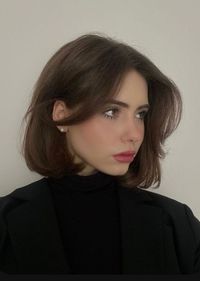 classy and easy old money, fluffy 90s bob on brunette