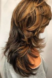 Top 22 Medium-Layered Hairstyles For A Playful & Chic Touch