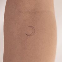 Fine line crescent moon temporary tattoo designed by tattoo artist Jakenowicz. Set of three. Size: 0.6 in / 1.5 cm (height) This temporary tattoo is: *Safe & non-toxic *FDA-compliant and fun for all ages Small Tattoos last on average 2-5 days. We suggest placing on oil-free areas where skin does not stretch and keep them clean! Check us out! instagram @small.tattoos pinterest.com/smalltattoos facebook.com/smalltattooscom tumblr.smalltattoos.com twitter @smalltattooscom Wholesale inquiries, custo