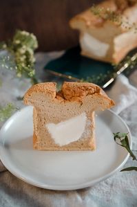 This particular style of chiffon cake filled with softly whipped cream has a wonderful aroma, fluffy texture and is easy to make