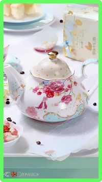 Tetera China de excelente y delicado diseño.  Es un producto de alta calidad, puede usarse tanto para preparar el té diario como para adorno.  Fabricada en porcelana de alta resistencia.  La tetera china viene en una hermosa caja para regalo.  