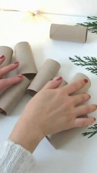 Learn how to make snowflakes decoration with toilet paper rolls. Super easy craft idea to decorate your Christmas tree. Click for the full step-by-step 😉❄️🎄 #crafts #christmascrafts #snawflake #fyp #cardboardcrafts #ideas