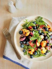 Grilled Peach and Blueberry Salad - Blueberry.org