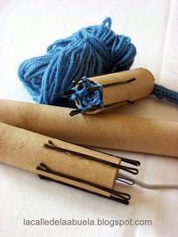 Simple way to make a knitting doll using hairgrips. No sharp pins. A long length attached to the tube should stabilise the grips. Excellent idea