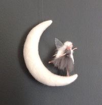 Una piccola fata luna danza sulla luna. Lei è ago infeltrito e fatto con pipecleaner e lana merino. Ha ali fatte di capelli di seta e organza. La luna è anche ago infeltrito e di lana naturale. La luna misura da punto a punto 15cm / 6 pollici. Nota: non è un giocattolo Ordini su ordinazione: Non vedo che cosa state cercando? Io farò felicemente il tuo cellulare utilizzando colori diversi, aggiungere o modificare dati. Quasi tutto è possibile. Non cè alcun costo aggiuntivo per ordini pe...