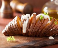 Készítsd el a Héjában sült irdalt édesburgonya (Hasselback burgonya) kipróbált, bevált receptjét. A Mindmegette.hu receptgyűjteményében mindent megtalálsz.