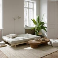 Karup design est une marque scandinave, qui se veut toujours en avance sur les tendances et les produits. Combinaison du design scandinave minimaliste et des futons japonais, elle offre des pièces inattendues et novatrices.Profitez d'un bon confort d'assise et de la transformation facile d'un canapé-lit en un lit complet de 130x190 cm. Le cadre horizontal simple du canapé-lit est inhérent au nom Lean. Conçu pour être polyvalent, son esthétique et sa fonctionnalité sont définies par la structure répétitive et inspirées par l'architecture du fonctionnalisme.Lean possède 3 pieds pour un meilleur soutien et une plus grande durabilité.Décorez-le avec vos coussins préférés et installez-le dans votre salon, votre chambre d'amis, votre maison d'été ou votre chambre d'adolescent pour un rendu cozy.