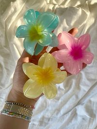 Flower claw clip| aesthetic hair clips| Cute tote bag accessories | aesthetic summer hairstyles | summer aesthetic | beach day inspo | summer hairstyle inspo