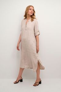 The Bellis dress is a casual kaftan dress in a light and soft fabric. It has a V-notch neckline with a button and it has a relaxed fit. The sleeves are long roll-tab sleeves that can be worn both up and down. The dress has pockets and it is cut right below the calves. Machine washable. 100% Linen.