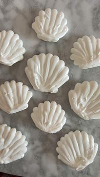 🐚 TUTO COQUILLES DE MERINGUE Voici comment j’ai procédé pour faire mes petites coquilles de meringue qui ont servi à faire mes petites pavlovas ! Option 1 : utilisez un moule à beignets (sans trou !) Option 2 : utilisez un moule à tartelettes en silicone J’ai utilisé une petite douille unie (J’ai mis les liens en story permanente Pavlova) Commencez par tracer un « T » pour former la base de votre coquillage tout en pochant un peu sur les bords et ainsi donner ce côté incurvé. La recett...