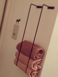 Use two towel bars and mount them vertically | Japanese organization hacks #bathroom #bathroomideas #bathroomstorage