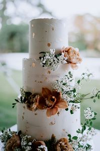 Wedding Flowers + Bouquet by Sophie Felts | A Unique Spring Wedding at Oatlands Historic House and Gardens