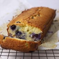 This Keto Blueberry Bread is a low carb bread, perfect as a great breakfast or for a quick snack in between meals. This fantastic blueberry bread is gluten-free, grain-free and also sugar-free.