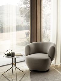 La poltroncina, posta su una base girevole con memoria di ritorno che permette di utilizzarla interagendo con lo spazio attorno, dicenta l'elemento quotidiano abbinabile a qualsiasi programma e in qualsiasi ambiente. #poltrona #design #poltronadidesign #soggiorno 