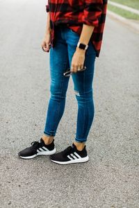 what to wear with tennis shoes, casual fall style, Adidas Swift Run Sneaker, womens adidas sneaker