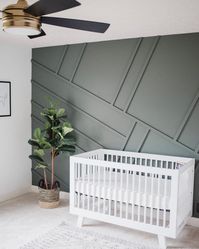 🌿The branching board and batten pattern on @myninetieshome’s wall reminds us of the veins on leaves! Green is in vogue these days, so don’t be afraid to explore the whole gradient. Consider all varieties of nursery-safe plants, in greens warm and cool to make your neutral furniture pop. 🌟 feat. our #babyletto Hudson Crib #nurseryaccentwall #boardandbatten