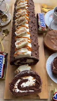 Ontdek de ultieme smaaksensatie met dit verrukkelijke dessert! Het is een perfecte combinatie van zachte cake, karamel, chocolade en knapperige noten. Lekker crunchy en smeuïg, net zoals een Snickers!😍