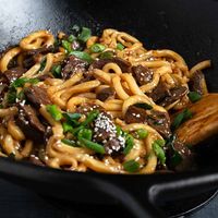 Delicious Mongolian beef udon, with beef strips quickly stir fried with udon noodles and a delicious Mongolian sauce.