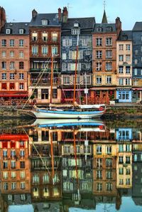 Le port de Honfleur en Normandie et ses maisons colorées au bord du port ! <3