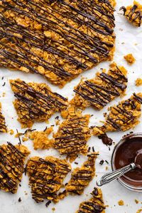 This cornflake brittle crack is crispy, chewy and to die for! With only six ingredients and 8 minutes of prep, you can have this yummy treat ready in no time. This brittle is crunchy cornflakes mixed with a buttery caramel sauce and drizzled in rich dark chocolate.