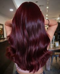 Burgundy, dark red hair is the color trend you need on your radar. Why? Because it’s a versatile shade that oozes class, edginess, and richness, all rolled into one.