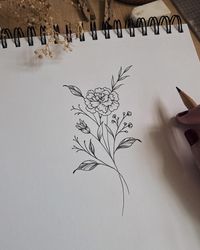 A marigold flower for all you October babies! 🌼 Feeling extra grateful today for the chance to draw and create special tattoo designs for my amazing clients. What started as a hobby has slowly turned into something more, and it’s been such an unexpected and fulfilling journey. Thank you for letting me bring your ideas to life. 💛 #finelinework #floralinspiration #finelineart #birthflower #birthflowertattoo #artistjourney #seracreates