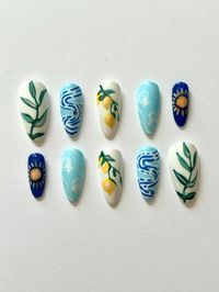 Sommerurlaub im Nagelset! Hallo! Vielen Dank für Ihren Besuch in meinem neuen Shop! Mein Name ist Taylor und ich mache schon eine Weile schon Press-Ons und habe mich schließlich entschlossen, sie zu verkaufen! Ich mache Sonderanfertigungen sowie vorgefertigte Nagelsets und hoffe, Ihnen tolle Nägel zu geben! Viel Spaß beim Shoppen:) Wählen Sie Ihre Größe und Nagelform Drücken Sie auf die Nägel, halten Sie bis zu 10-14 Tage und beschädigen Sie Ihre Nägel nicht! Alle Sets enthalten: - Aufpress-Nage