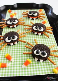 Adorable Oreo cookie spiders are a perfect Halloween food craft to make with kids! #hugthemess MichaelsMakers Positively Splendid