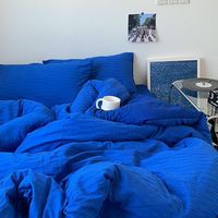 Este juego de cama, inspirado en el azul Klein, atrevido y vibrante, es perfecto para quienes aman el arte moderno y los colores llamativos. Si te gusta el diseño contemporáneo y quieres un color que aporte energía a tu habitación, este juego de cama es justo lo que necesitas.     ¿Qué puedes conseguir?   Juego de cama Twin/Twin XL: 1 funda de edredón de 90" x 78", 1 sábana encimera de 96" x 96" y 2 fundas de almohada de 20" x 30"   ● 100% algodón   ● Lavable a máquina     Anotado:     Los color