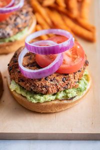 This vegan quinoa burger recipe is easy, healthy and packed with protein. There's no food processor required and it comes together in one bowl. Vegan Burgers | Plant Based Burgers | Burger Ideas | Quinoa Recipes | Dinner Recipes | Summer Burgers | Grilling Ideas