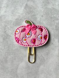 This vinyl applique has been attached to a paper clip to create a cute and cleaver little book marker or planner clip.   Please be in touch with any questions.   I always combine shipping. NOTE:  This item does contain small parts and is not recommended for small children.