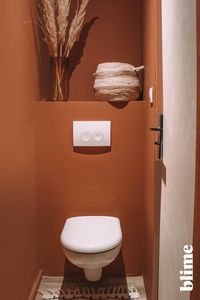 inspiration toilettes / wc terracotta, style de décoration moderne avec notre peinture rouille tendance spaghetti western photo by : @lacamdubrico #inspirationtoilettes #restroomdesign #terracottadeco #homedecorideas #wallpaintingideas