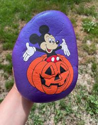 #rockpainting #paintedrocks #rockart #artwork #halloween #halloweenart #halloweenrocks