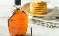 Uma das coberturas mais adoradas para acompanhar waffles e panquecas no café da manhã norte-americano, o maple syrup é uma calda feita com uma árvore muito comum por lá. Mas também é superfácil preparar uma versão desse doce delicioso com o que você tem em casa. Confira: Índice do conteúdo: Como fazer Outras formas Como […] O post Como fazer maple syrup para sentir o sabor do Canadá em casa apareceu primeiro em Receiteria.