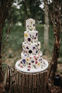 Bolo de casamento branco decorado com flores em tom pastel. A perfeita combinação do romântico com o moderno.  #bolodecasamento #weddingcake #cakewedding #casamento #wedding #flowers #bolo #confeitaria #tompastel