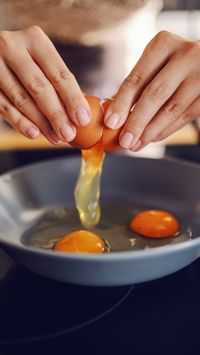 How to crack an egg the right way via @AOL_Lifestyle Read more: https://www.aol.com/article/lifestyle/2020/07/18/how-to-crack-an-egg-the-right-way/24562351/