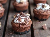 Death By Chocolate Mini Cheesecakes: incredibly delicious mini cheesecakes that are perfect for entertaining! recipe from Half Baked Harvest / Betty Crocker.