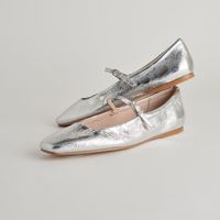 Embrace effortless elegance with Dolce Vita's Reyes Flats in Silver Distressed Leather. Elevate your look with sophisticated simplicity. Shop now!