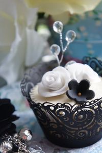 Beautiful Wedding cupcakes by petkovic2003 at cakesdecor.com. Love the simple elegance (and the paisley-swirl wrappers!)