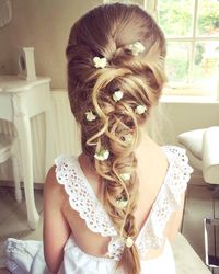 Flower Girl Hairstyles: 33 Trendy Looks [2023 Guide]